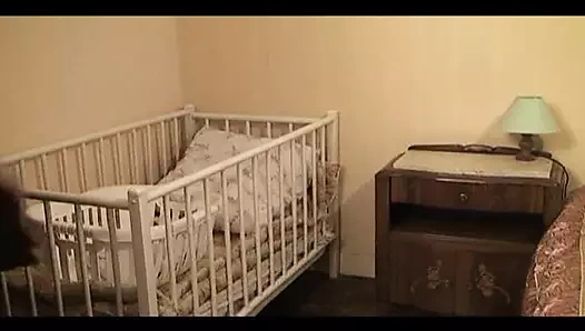 Olgun Fransız sürtükler yatak odasında büyük dildo paylaşıyor