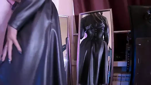 Kadın egemenliği deri fetiş dominatrix sahibe eva lateks takma yarak solo bdsm orta yaşlı seksi kadın büyük yarak çizmeler