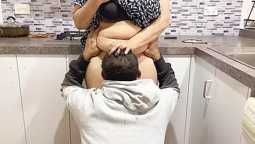 Büyük götlü Hintli üvey anne üvey oğluyla sevişiyor - Hintli göt yalama - amcık yeme