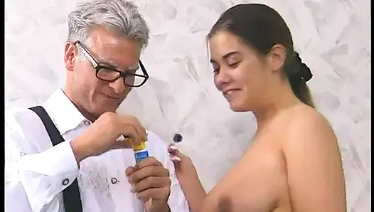 Baştan çıkarıcı genç esmer yatakta olgun adam tarafından perişan ediliyor