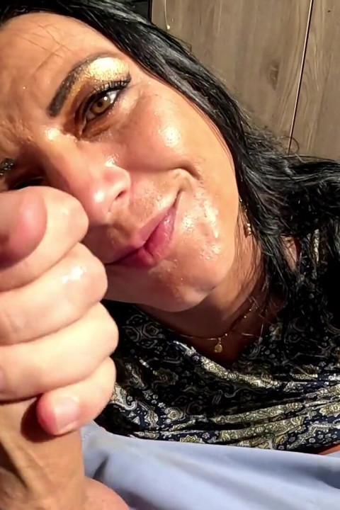 Mutfakta oral seks sürprizi. Gırtlağına kadar alma, ağzına boşalma ve çifte oral seks