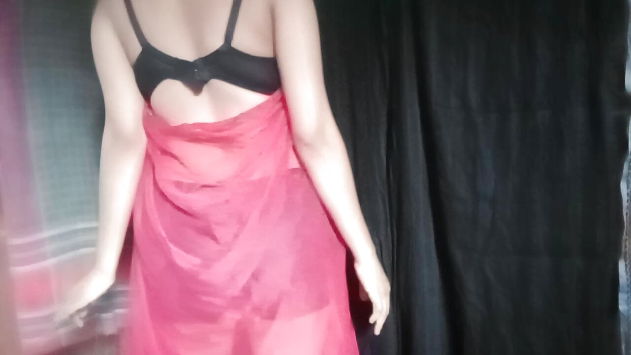 Ateşli seksi dans Indiadesi kız sevimli göğüslerini gösteriyor ve dans ediyor tam video