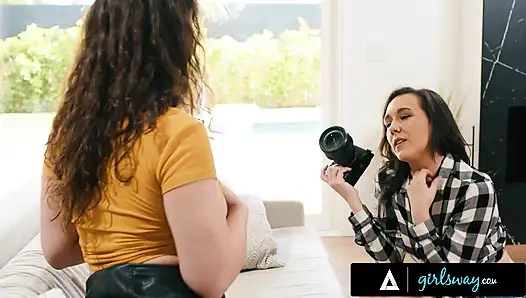 Girlsway - pawg hatun Victoria Voxxx orta yaşlı seksi fotoğrafçı Sinn Sage'in çekimden sonra sert anal seks yapmasına izin veriyor