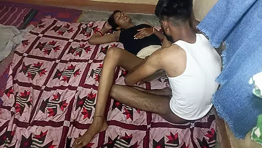 Hintli genç seksi köylü desi kız sikişiyor