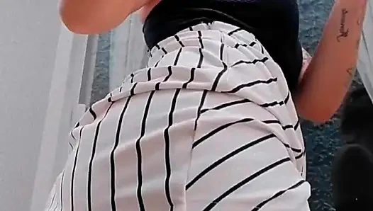 Kızıl saçlı pencereyi temizliyor - Sofia Felix