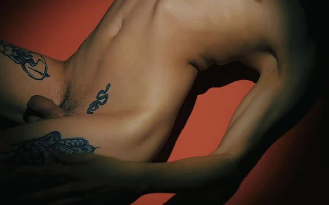 Serinletici Yaz Günü. Femboy gölün ortasında yarı çıplak, yalnız ve ateşli