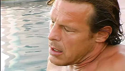 Üvey baba havuzda sert sarışın kızını sikiyor