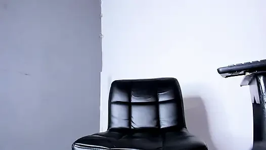 Canavar ve tüylü beyaz penis