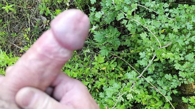 Azgın yol kenarında mastürbasyon yapıyor