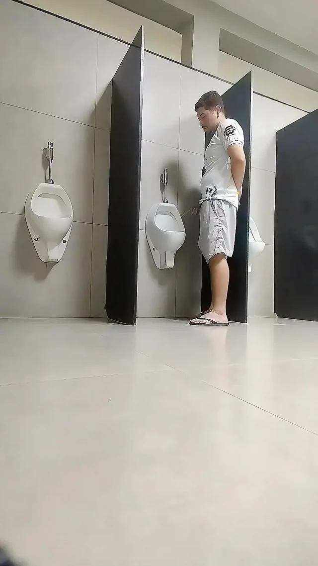 Marketin Banyosunda Gösteriş Yaptım Ve Neredeyse Güvenlik Görevlisine Yakalanıyordum.