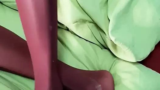 Mor bir külotlu çorap içinde ayaklarım – yakın çekim