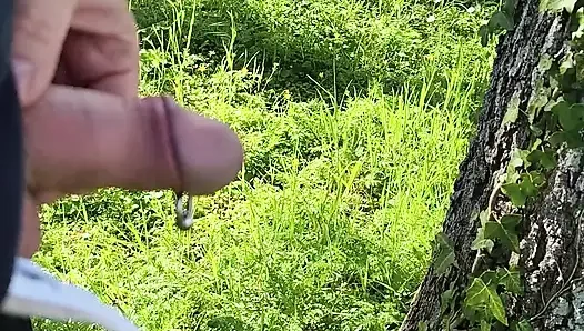 Vahşi doğada işiyor ve boşalıyor