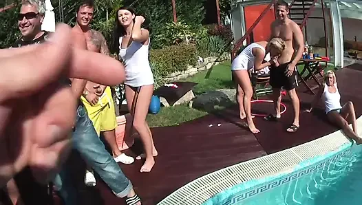 Havuz partisi emme, üçlü sikiş ve grup sikişi ile dolu