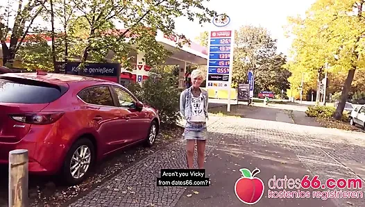 Benzin istasyonunun arkasında yaraksız sikilen orta yaşlı seksi kadın Vicky seks seansı!