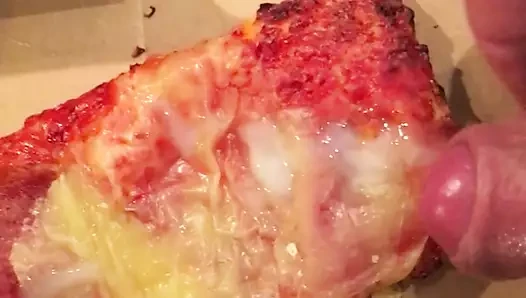 Yemek (pizza) üzerine boşalmak