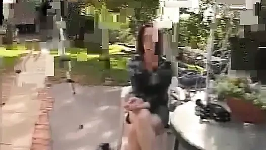 Seksi esmer kanepede bacaklarını açıyor ve kalın yarakla sikiliyor