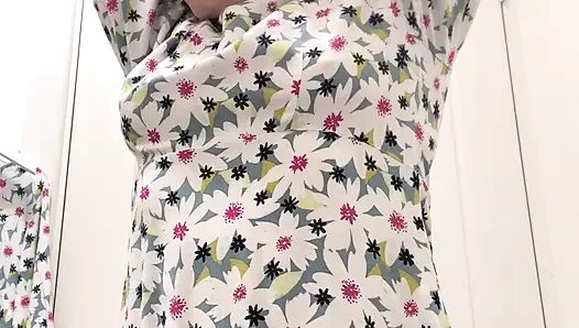 Sütyensiz, komando, dövmeli piliç yeni kıyafetler deniyor. Bölüm 1/2.