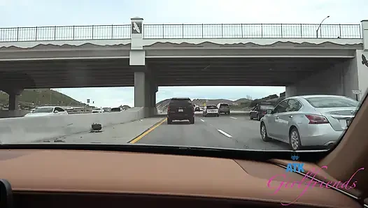 Selena ile plaj günü eğlencesi: yalınayak kum ve kabuklar, sonra yol kenarında ıslak sakso!
