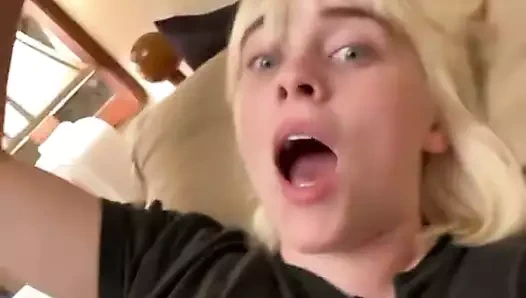 Billie büyük göğüslerini bilerek zıplatıyor