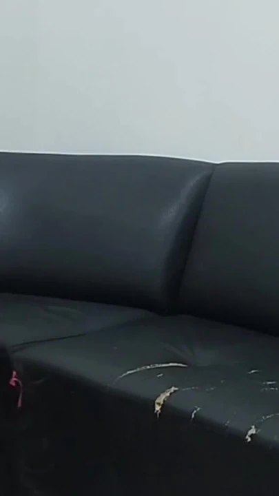 Hizmetçi ateşli amcığını patronu tarafından siktiren bir sürtük, evli bir adam | Klip 1