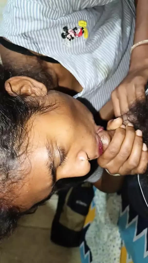 Kız arkadaş ve erkek arkadaş yatak odasında sikişiyor