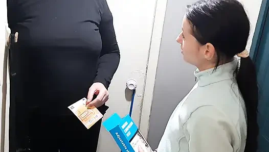 Kurye kıza büyük bir indirim için teşekkür ettim (edepsiz Rus sohbetleri ile)