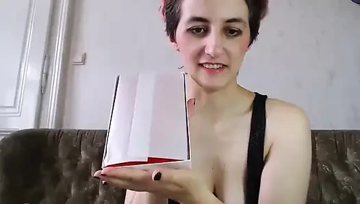 Seksi elbiselerin kutularını açıyor canlı