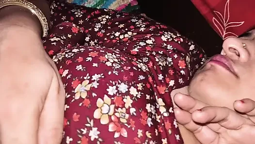 Hintli ateşli çiftlerin yakın çekim sikiş sahnesi