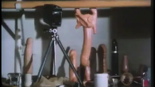 Adam ateşli sarışınların amına mum çubuğu sokuyor