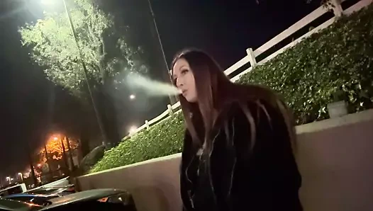 İtalyan ateşli orta yaşlı seksi kadın artemisia sigara içme fetişi açık havada uzun saç fetişi