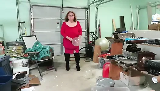 Şişman götüm büyük net balonlar patlatıyor
