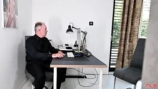 Mimi hırsızlık yapıyor ve patronu tarafından yakalanıyor