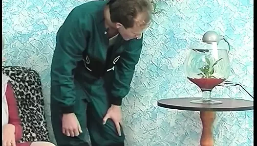 Omi bekommts in alle Loecher