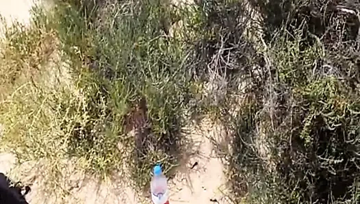 la belle LIsa se fait prendre sur la plage par un voyeur