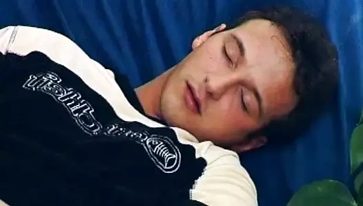 Sürtük Alman genç kız dildoyla sikiliyor ve güzel bir sakso çekiyor