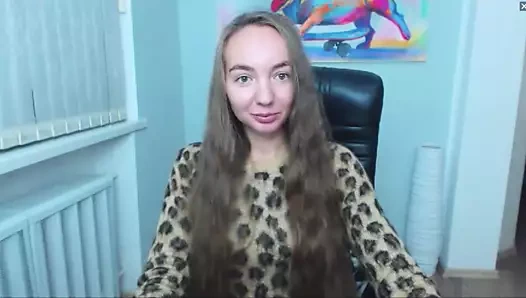 Sevimli bir sarışın üzerinde çarpıcı uzun saç