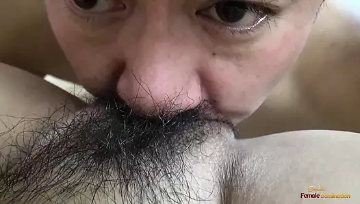 Adam yaramaz Asyalı bebek Keiko'yu bir oyuncakla mastürbasyon yaparken yakaladıktan sonra sikiyor