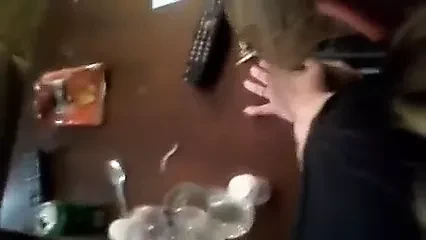 Kocası telefonda iken karısı aldatıyor