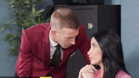 Brazzers - Clea Gaultier ve Chris Kobalt Danny ile iş yapmak istiyor ama önce onunla üçlü seks yapmak zorundalar