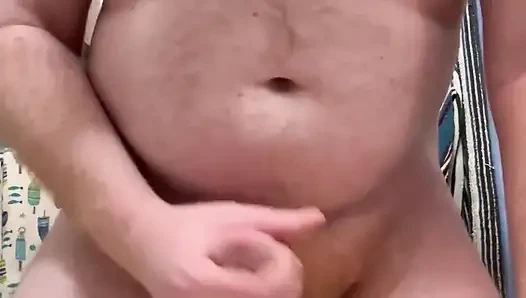 Yarak okşuyor ve taşakları zıplıyor