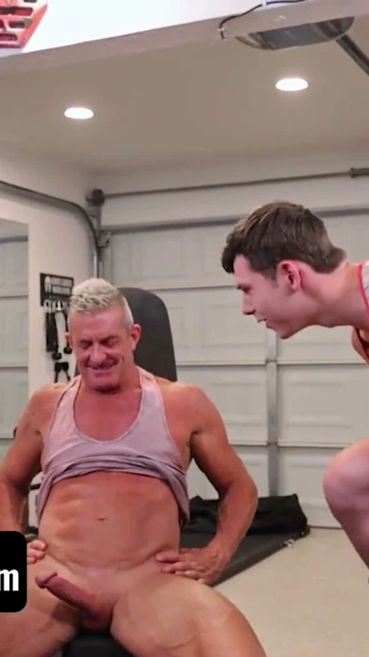 Familydick - sevimli twink üvey oğlu Dakota Lovell üveygrandpa ve üvey babasının aynı anda alıyor | Klip 2