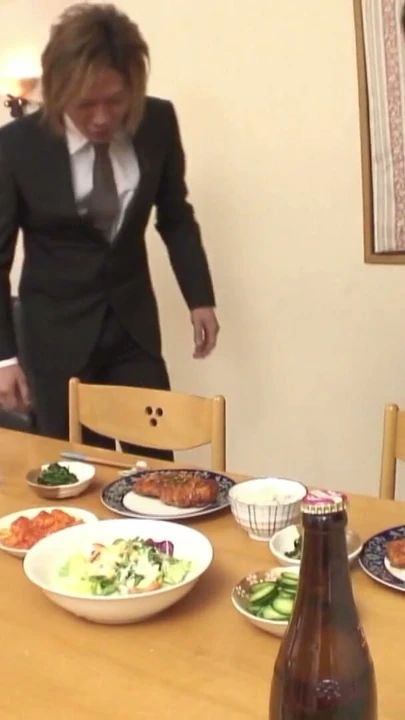 Sıcak kız berbat bir büyük horoz sonra alır fucked içinde her iki delik | Klip 1