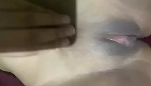 Pembe amcığımla oynuyorum, inleyene kadar amımı daha sert sikiyorum