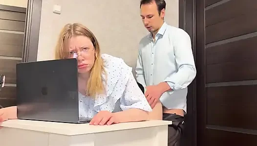 Utangaç asistan evli kadın zorbayla sikişiyor