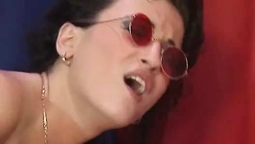 iki küçük memeli alman civciv alma dövülmüş tarafından üç sert çubuklar