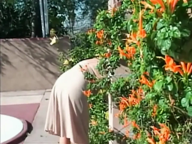 İri göğüslü sarışın orta yaşlı seksi kadın bahçede büyük yarağı yalıyor