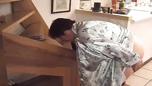 Edepsiz Fransız genç erkek avcısı tek başına büyük oyuncaklarla oynuyor