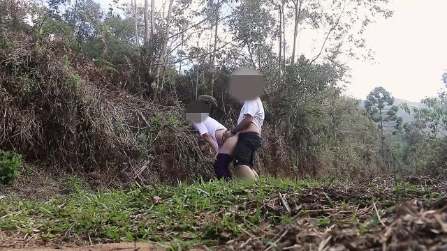 Evli kadın yürüyüş arkadaşıyla dışarıda sikişiyor.