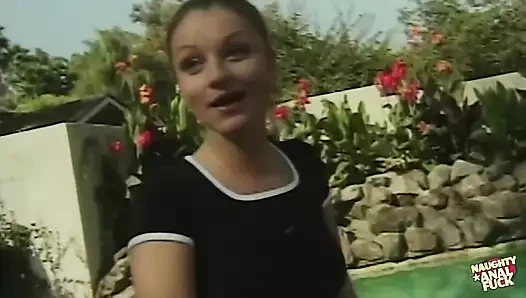 Şanslı adam Mark Wood sikini sarışın bir kızın göt deliğine sokuyor