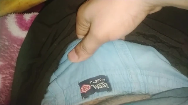 Gece yarısı boşalma isteğiyle tek başına.